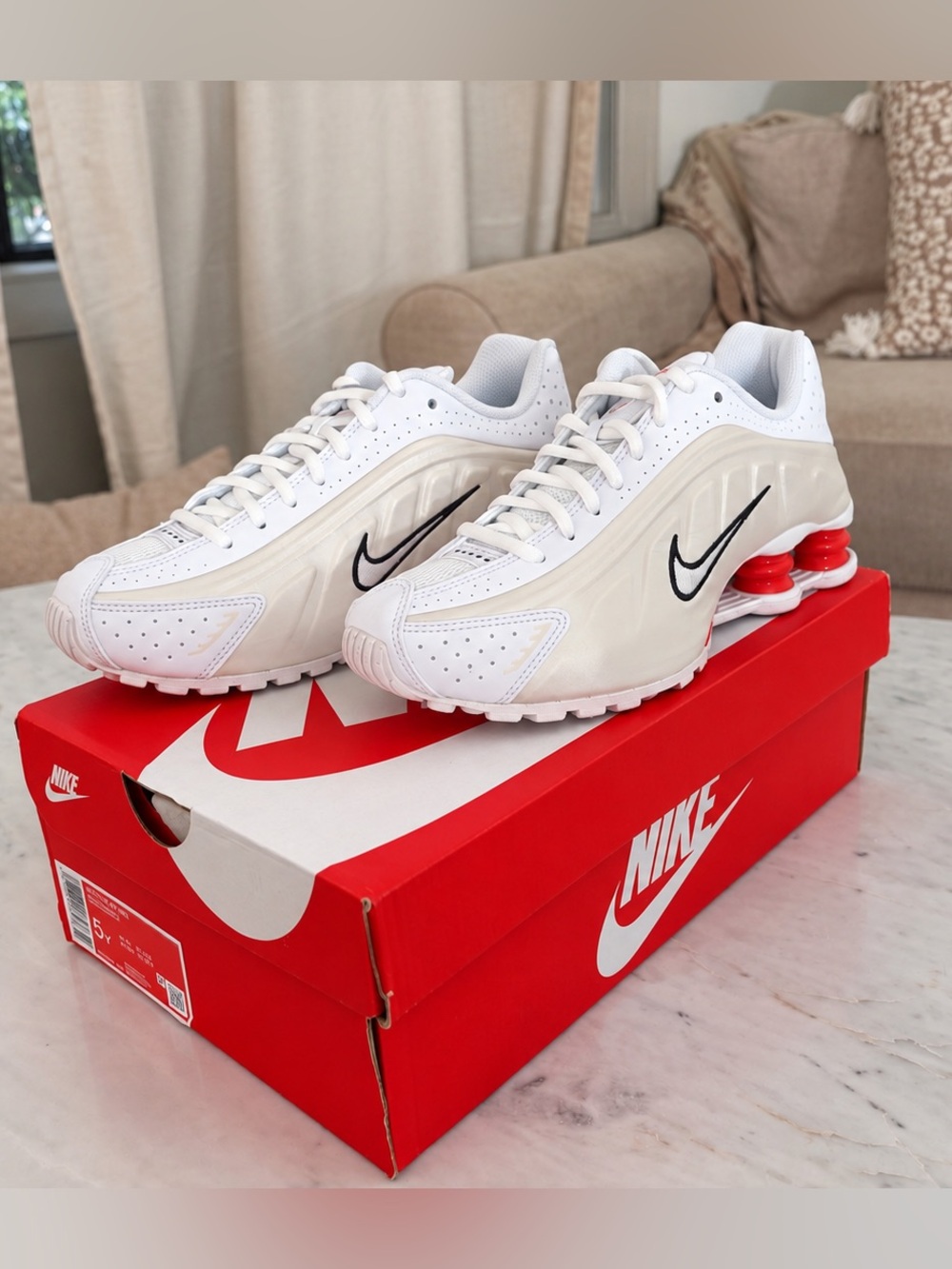 😮💨Nike Women’s White & Black Sneakers with Red Shox Accents Y5 W6.5